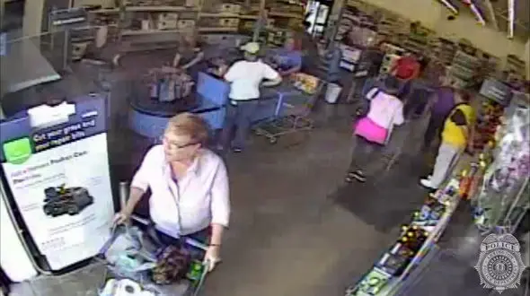 اقدام بی‌شرمانه یک پیرزن در فروشگاه + فیلم