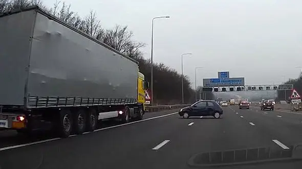 عجیب/ماشین بدون سرنشینی که وسط بزرگراه سبز شد + فیلم