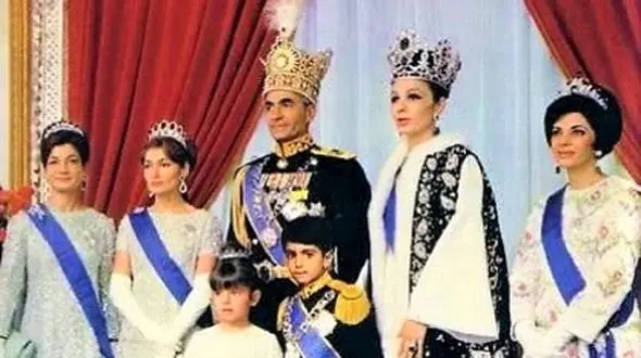 شاه در کنار هواری بومدین، رهبر الجزایر و صدام حسین معاون رئیس‌جمهور عراق در جریان عهدنامه ۱۹۷۵ الجزایر(عکس)