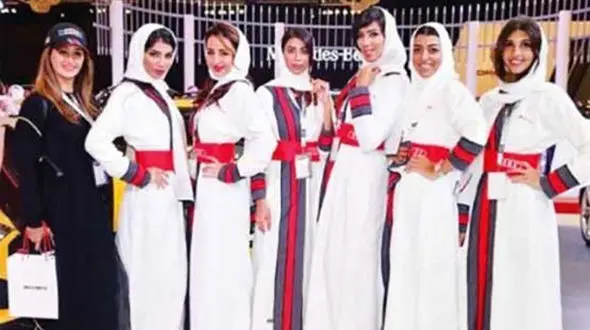  جنجال استفاده از مدل زن در نمایشگاه خودرو جده + عکس