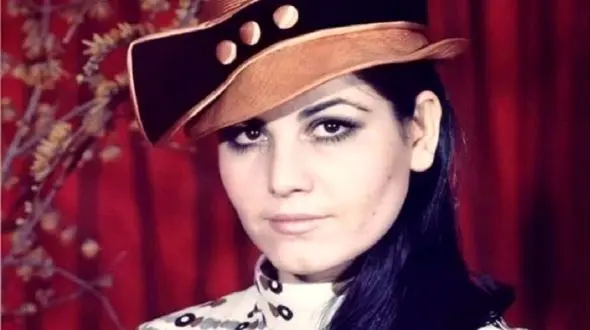 عکس سفر در زمان /  «بهروز وثوقی» با خودروی لوکس در کنار «پوری بنایی» در شمال شهر تهران / دهه 50 