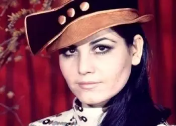 عکس سفر در زمان /  «بهروز وثوقی» با خودروی لوکس در کنار «پوری بنایی» در شمال شهر تهران / دهه 50 