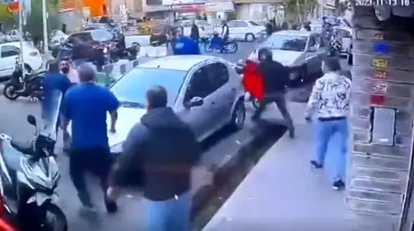 فیلم وحشتناک  قمه‌کشی اراذل و اوباش در مجیدیه تهران / سلاح های متهمان را ببینید