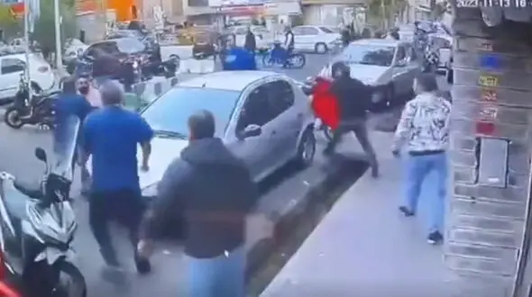 فیلم وحشتناک  قمه‌کشی اراذل و اوباش در مجیدیه تهران / سلاح های متهمان را ببینید