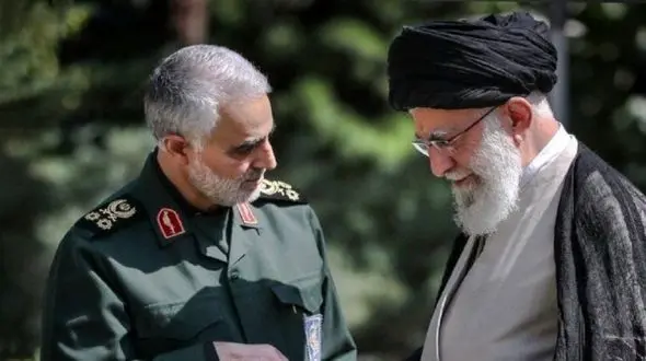 عکس سفر به تاریخ /  «سردار سلیمانی» در 37 سالگی در منزل یک جانباز کرمانی / سال 1372