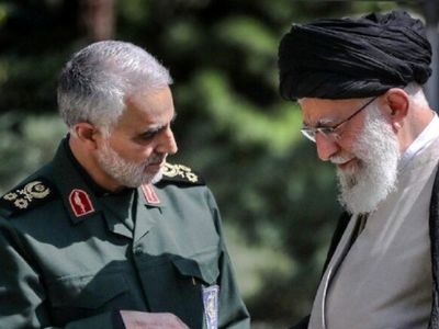 عکس سفر به تاریخ /  «سردار سلیمانی» در 37 سالگی در منزل یک جانباز کرمانی / سال 1372