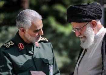 عکس سفر به تاریخ /  «سردار سلیمانی» در 37 سالگی در منزل یک جانباز کرمانی / سال 1372