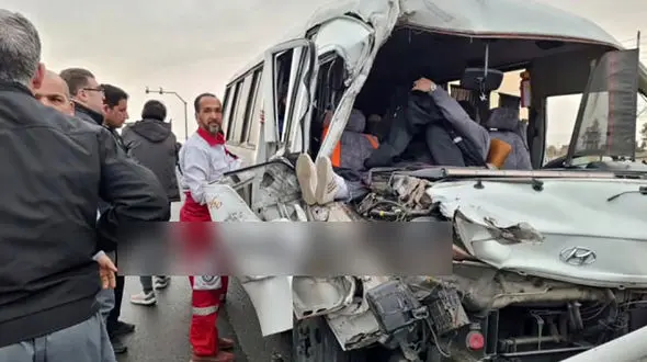 برخورد پژو با مینی‌بوس مدرسه، ۱۳ دانش‌آموز مصدوم شدند