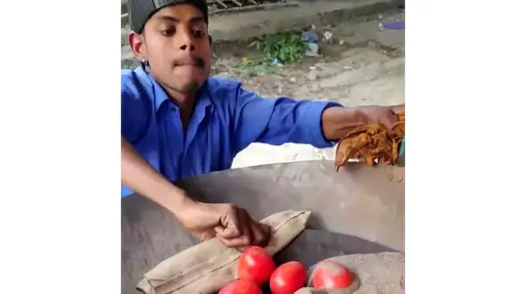 گوجه فرنگی کبابی روی شن از غذاهای هندی ها + فیلم