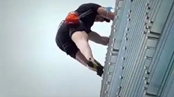 صعود بدون طناب مرد جوان به طبقه ۳۳ یک برج / پلیس او را بازداشت کرد + فیلم 