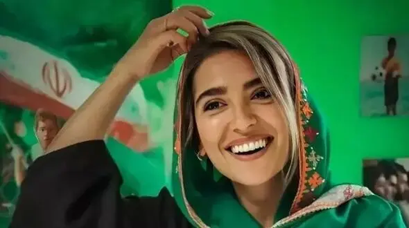 چهره تازه مونا کرمی با مدل موی چتری در اینستاگرام جنجال آفرید / الان دیگه بهش نمی خوره مامان باشه انقدر سنش کم شده !