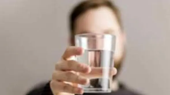 فواید بی نظیر نوشیدن آب ولرم+ اینفوگرافیک