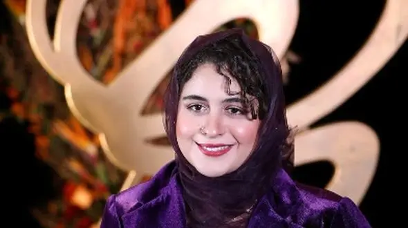 فیلم نگاهی به چیدمان شیک و لوکس خانه فاطیما بهارمست، بازیگر سریال «یزدان» / از مبلمان کلاسیک و پرده‌های اعیانی تا کتاب‌خونه !