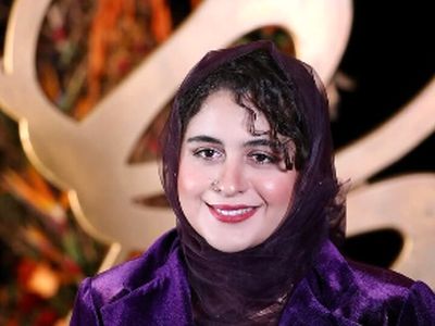 فیلم نگاهی به چیدمان شیک و لوکس خانه فاطیما بهارمست، بازیگر سریال «یزدان» / از مبلمان کلاسیک و پرده‌های اعیانی تا کتاب‌خونه !
