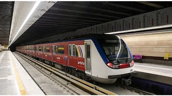 ببینید / سقوط هولناک یک زن حواس پرت روی ریل مترو