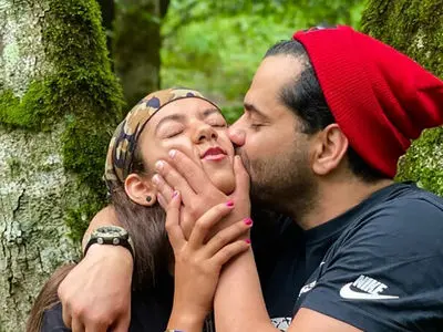 عکس / بغض رضا بهرام در خانه ابدی پدرش : بابا علی یادم نمیره .../ ازم خواستی بخونم ...چقدر ... + سنگ نوشته پر از غم قبر پدری ...