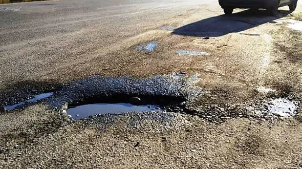 یک زن راننده تاکسی خطاب به زاکانی: آسفالت خیابان‌های تهران افتضاح است ؛ به دادش برسید! + فیلم