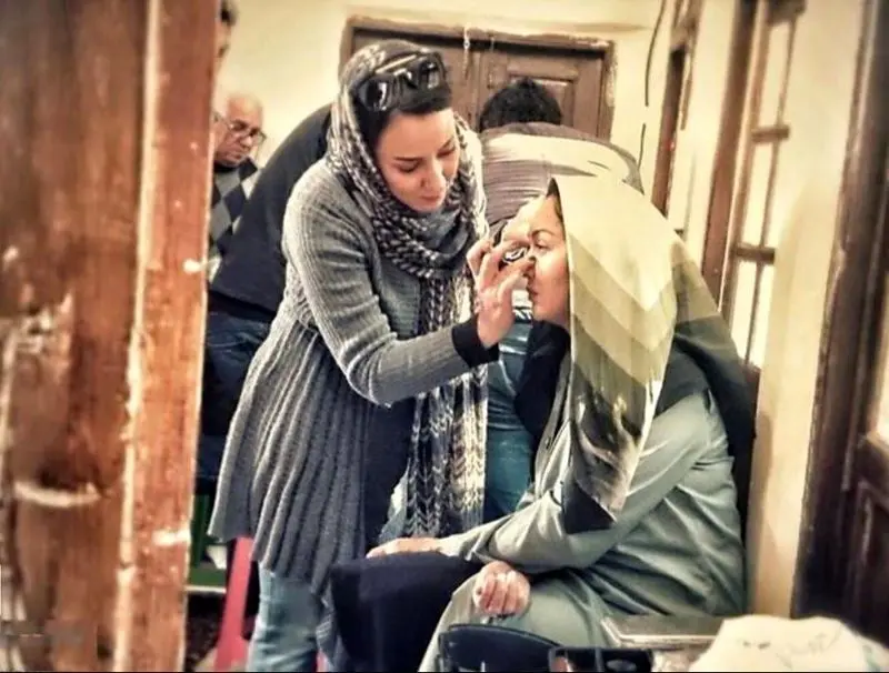 تاریخ وبگردی | گریم «محبوبه» در پشت صحنه سریال «کیمیا»؛ سال 1394