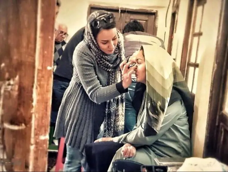 تاریخ وبگردی | گریم «محبوبه» در پشت صحنه سریال «کیمیا»؛ سال 1394