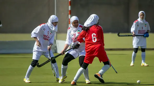 سرمربی آمریکایی هاکی بانوان وارد تهران شد + عکس