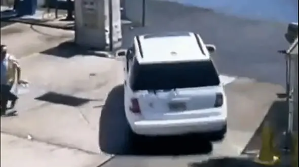 فیلم لحظه سقوط عجیب یک خودرو داخل دریا 