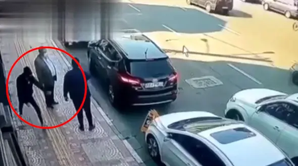 فیلم لحظه موبایل قاپی غافلگیرانه در پیاده رو / ببینید شوکه می شوید + عکس