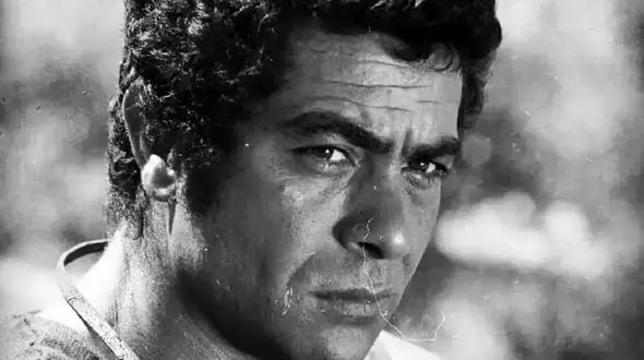 عکس / سفر به ایام قدیم / «بهروز وثوقی و عباس شباویز» در پشت صحنه فیلم قیصر؛ سال ۴۸ 