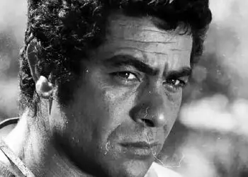 عکس / سفر به ایام قدیم / «بهروز وثوقی و عباس شباویز» در پشت صحنه فیلم قیصر؛ سال ۴۸ 