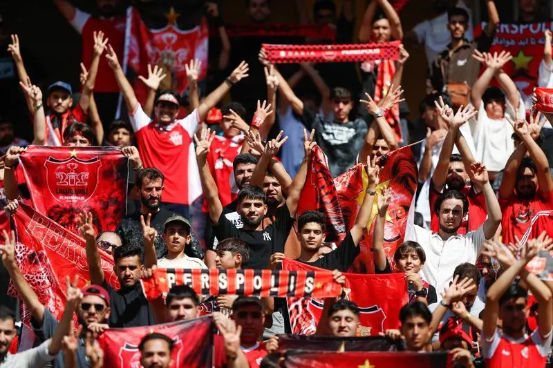 تصاویر جذاب هواداران دربی در ورزشگاه نقش جهان