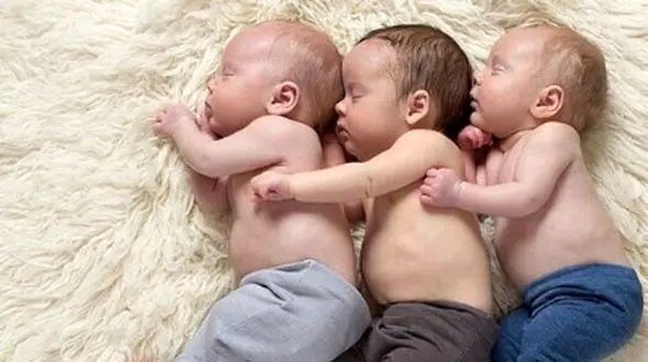 وقتی سه قلوها خودشان هم از دیدن هم گیج می‌ شوند! + تصاویر واقعی