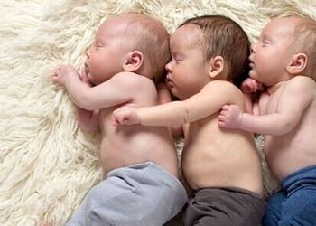 وقتی سه قلوها خودشان هم از دیدن هم گیج می‌ شوند! + تصاویر واقعی