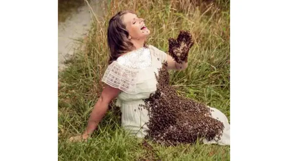 عکس یادگاری با 20 هزار زنبور در دوران بارداری/20 هزار زنبور روی شکم این زن حامله نشستند+عکس