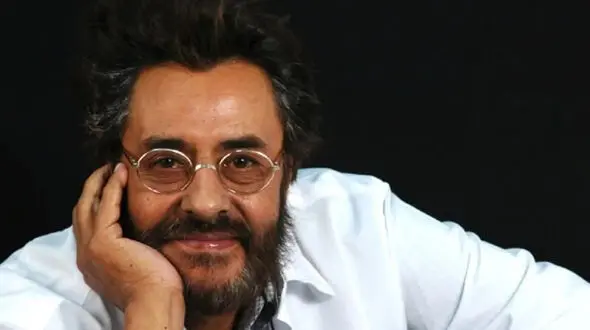 سفر در زمان / عکس خسرو شکیبایی در دوران سربازی و در کنار یک توپ جنگی؛ اوایل دهه 40