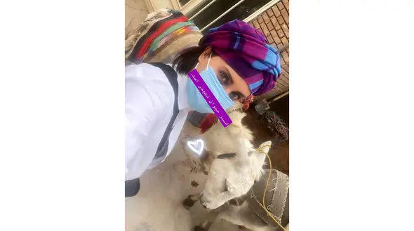 عکس/ الناز شاکردوست در کنار خر سفید در سفر