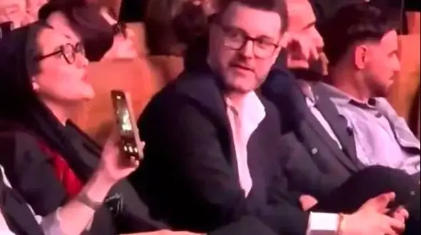 فیلم آواز هنرمندانه؛ جیغ و همخوانی شبنم مقدمی تو کنسرت که خدای آسمونها میخونه پر انرژی