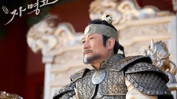 تیپ جذاب بازیگر 70 ساله نقش «امپراتور موهیول» در سریال جومونگ 3/ بدون گریم چقدر فرق داره+عکس