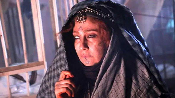 چهره شیک خانم بازیگر زیر نقاب ننه آشوب زشت !  / غوغای بهناز نازی در سریال جریان !