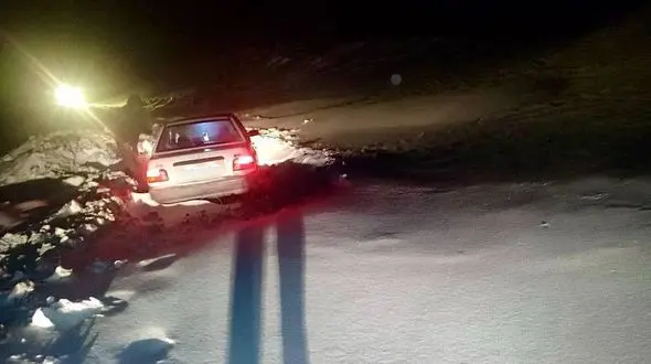 نجات معجزه آسای ۵ سرنشین گرفتار شده پراید در برف و کولاک 