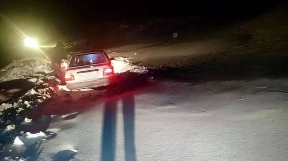نجات معجزه آسای ۵ سرنشین گرفتار شده پراید در برف و کولاک 