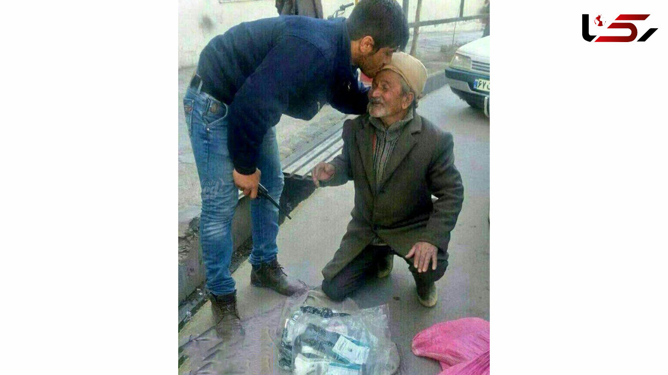 بوسه های مهربانانه ماموران شهرداری به پیشانی مرد دستفروش +عکس
