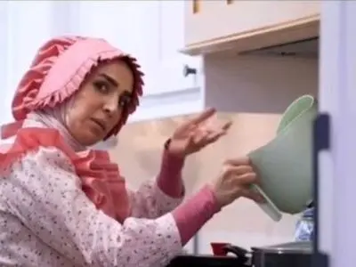 فیلم / نگاهی به دکوراسیون مدرن خانه سوگل طهماسبی بازیگر سریال ساهره / از آشپزخانه خوشرنگ و نور تا میز ناهارخوری و فرش فیروزه ای با میلمانی کلاسیک و دیوارکوب های چوبی