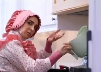 فیلم / نگاهی به دکوراسیون مدرن خانه سوگل طهماسبی بازیگر سریال ساهره / از آشپزخانه خوشرنگ و نور تا میز ناهارخوری و فرش فیروزه ای با میلمانی کلاسیک و دیوارکوب های چوبی