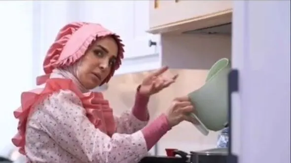 فیلم / نگاهی به دکوراسیون مدرن خانه سوگل طهماسبی بازیگر سریال ساهره / از آشپزخانه خوشرنگ و نور تا میز ناهارخوری و فرش فیروزه ای با میلمانی کلاسیک و دیوارکوب های چوبی