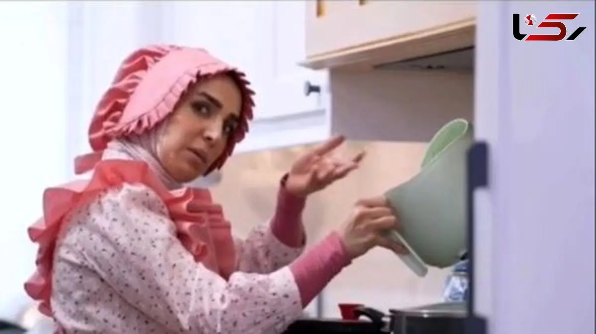 فیلم / نگاهی به دکوراسیون مدرن خانه سوگل طهماسبی بازیگر سریال ساهره / از آشپزخانه خوشرنگ و نور تا میز ناهارخوری و فرش فیروزه ای با میلمانی کلاسیک و دیوارکوب های چوبی