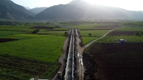 
آغاز بهره برداری از فاز نهایی بزرگترین طرح احیای دریاچه ارومیه/ افتتاح کانال بادین آباد
