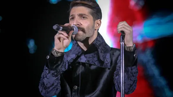 لب زدن حمید هیراد در اجرای زنده تأیید شد 