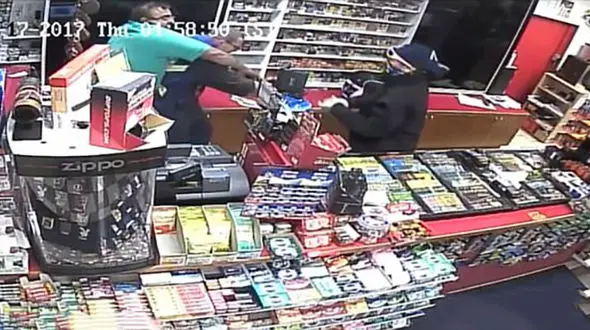 درگیری باورنکردنی مغازه دار شجاع با دزدان تبر به دست +فیلم