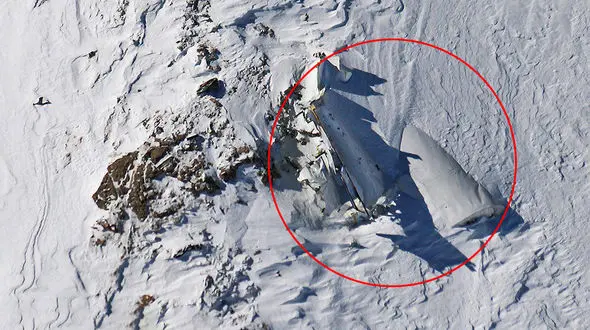 لاشه هواپیما تهران-یاسوج از زیر برف خارج شد/ عکس های هوایی از لاشه 