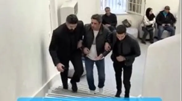 فیلم / دستگیری منوچهر هادی در پله‌های یک مرکز /  آقای کارگردان از رفتار این دو مرد هیکلی عاصی شد!/ ولی قرار نبود آخرش اینجوری بشه