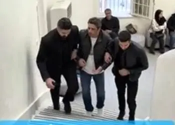 فیلم / دستگیری منوچهر هادی در پله‌های یک مرکز /  آقای کارگردان از رفتار این دو مرد هیکلی عاصی شد!/ ولی قرار نبود آخرش اینجوری بشه